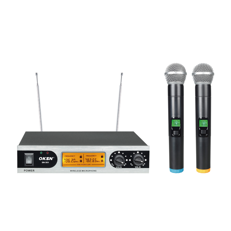 SN-301 enseñando micrófono inalámbrico de karaoke